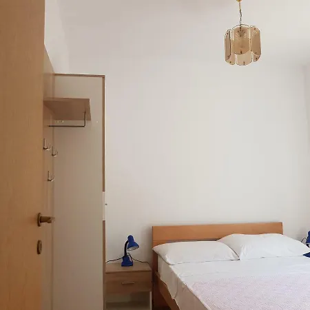 度假居 >nikola< Brijesta